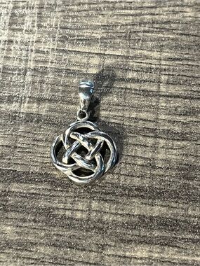 Sterling Silver Celtic Knot Pendant. 925